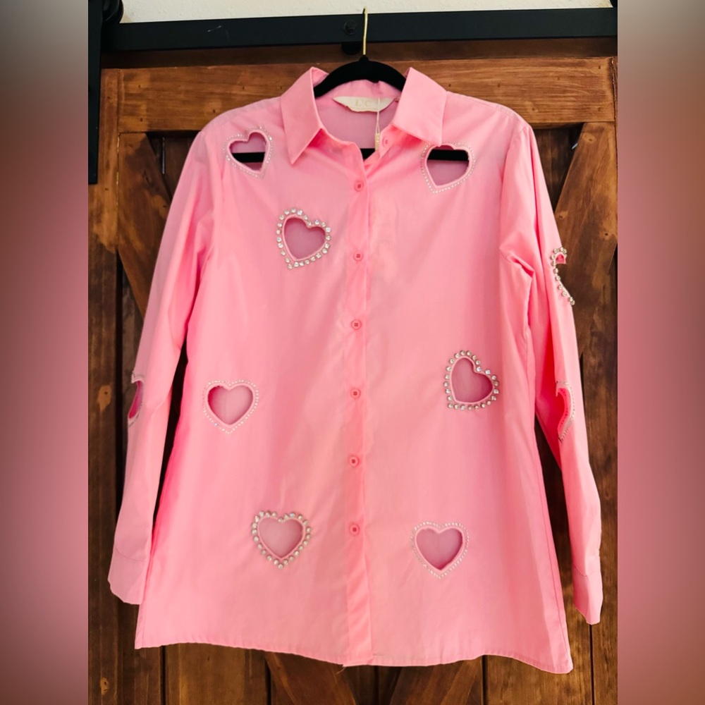 🩷✨NWT HEART RHINESTONES CUTOUT LIGHT PINK BUTTON DOWN SHIRT✨ 🩷